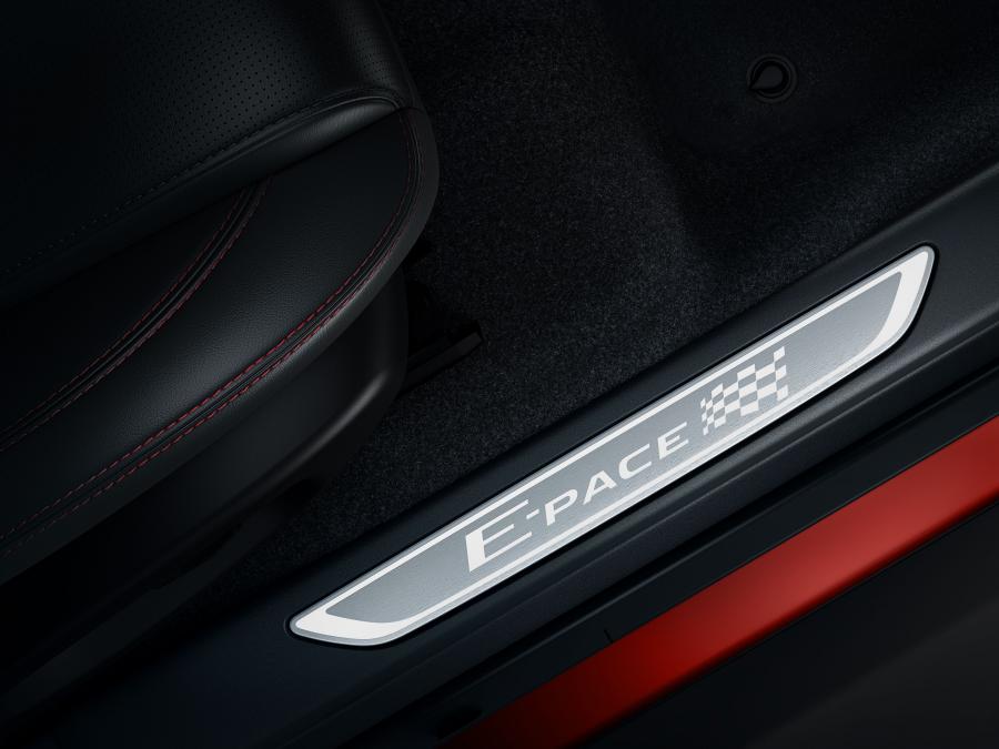 Детали интерьера Jaguar E-Pace P250 AWD Chequered Flag 2019 года  (WW) (фото 5 из 7)